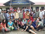 Výprava eských gymnazist s nepálskými prvodci v pasu Laurebina La 4 610 m n. m. 