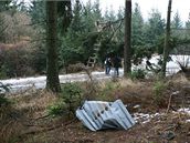 Explozí zniený posed v lese nedaleko obce Lipinka za Novou Hradenou.