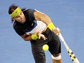 Rafael Nadal servíruje pi finále na Australian Open 2009