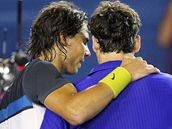 Rafael Nadal (vlevo) a Roger Federer po finálovém zápase Australian Open
