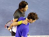 Rafael Nadal (za sítí) a Roger Federer po finálovém zápase Australian Open