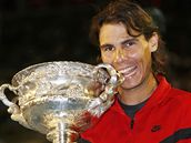 Rafael Nadal s trofej pro vtze Australian Open