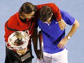 Rafael Nadal (vlevo) a Roger Federer po vzájemném zápase ve finále Australian Open