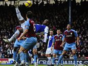 Blackburn - Aston Villa: McCarthy v akrobatické pozici stílí na bránu