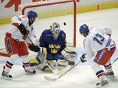 esko - védsko: útoníci Hlinka (vlevo) a Nedorost v anci ped brankáem Livem