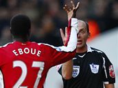 Arsenal: Emanuel Eboue dostává lutou kartu