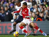 Arsenal - Tottenham: Denilson (v popedí) a Palacios