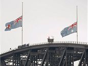 Na Sydney Harbour Bridge visí vlajky kvli obtem poár na pl erdi. (9. únor 2009)