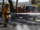 Australtí hasii likvidují ohe u Kilmore East poblí Melbourne (9. únor 2009)