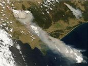 Satelitní snímek NASA zachycuje poáry ve stát Victoria v Austrálii 7. února 2009.