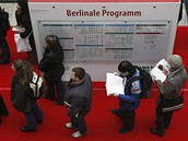 Berlinale 2009 - lidé kupují vstupenky na filmové projekce