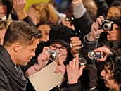 Z berlínské premiéry filmu Podivuhodný pípad Benjamina Buttona - Brad Pitt a fanouci