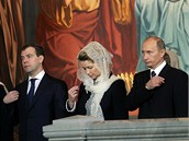Prezident Dmitrij Medvedv s manelkou a premiér Vladimír Putin na slavnostním uvedení patriarchy Kirilla do ela ruské pravoslavné církve