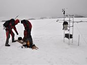 Kamil Láska a Daniel Nývlt po dokonení instalace meteorologické stanice na vrcholu ledovce Davis Dome