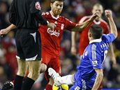Liverpool - Chelsea: Alonso (v erveném) a Lampard (vpravo)
