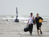 Pilot letadla Steve Bolle (vlevo) se spolu s jedním z p�ti pasa�ér� brodí ke b�ehu.