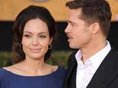 Angelina Jolie v atech, které si oblékla obrácen 