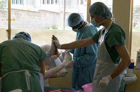 Tm eskch lka a medik u poplench v nemocnici v keskm Nakuru (nor 2009)