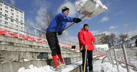 Fotbalist 1. FC Brno uklz snh ze sedaek stadionu na Srbsk