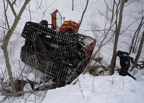 Rolba spadla v Rokytnici do potoka (14.2.2009)