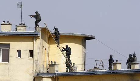 Afghnsk bezpenostn sloky pi zsahu proti atenttnkm v budov ministerstva spravedlnosti v Kbulu (11. nora 2009)