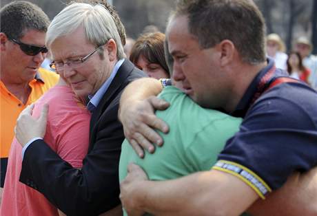 Australan ve Wandongu oplakvaj obti por. Vlevo premir zem Kevin Rudd. (15. nor 2009)