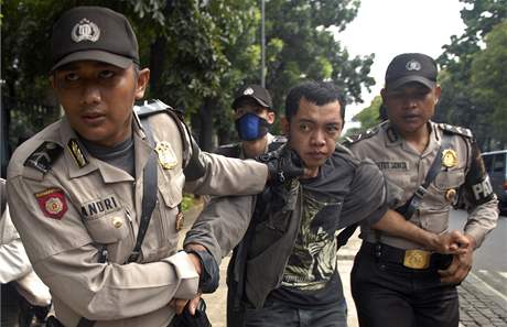 Policist zakrouj proti studentm protestujcm v Jakart proti nvtv Hillary Clintonov (18. nor 2009)