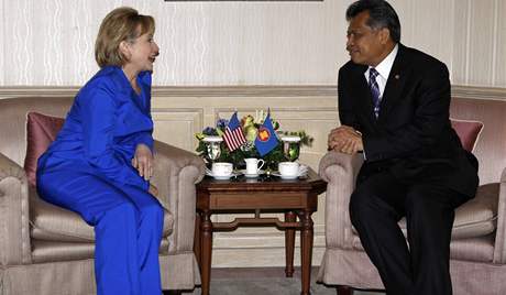 Hillary Clintonov se v Jakart setkala tak s fem ASEANU (Asociace jihoasijskch nrod) Surinem Pitsuwanem.