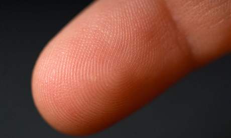 Otisky prst mají zajistit jednoznanou identifikaci dritele prkazu a zabránit pípadnému zneuití dokladu.
