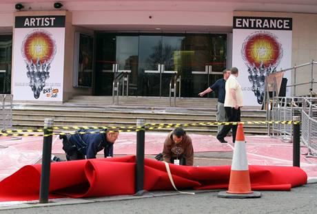 Brit Awards 2009 - dlnci natahuj erven koberec pro hvzdy