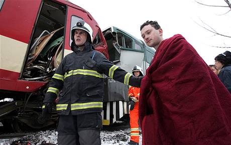 V Paskov se srazily osobní vlaky. Nehoda si vyádala pes 40 zranných, dva z nich odvezl vrtulník. (16. února 2009)