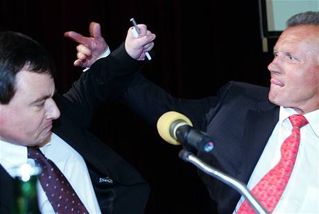 Potyka Davida Ratha s Miroslavem Mackem na sjezdu zuba v kvtnu 2006