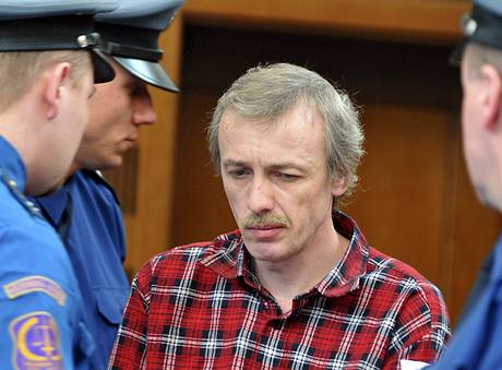 Antonín Novák, který se piznal k vrad devítiletého chlapce, u soudu v Hradci Králové (18. února 2009)