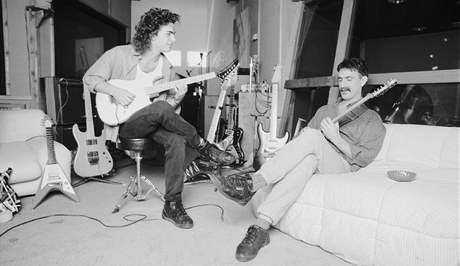 Dweezil Zappa hraje se svým otcem Frankem
