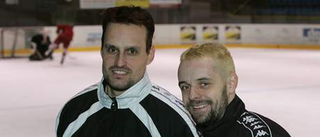 Hokejisté Komety Brno Jan Mikel a David Mikan (vpravo), kteí nyní hrají v barvách Olomouce