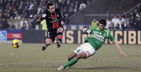 Paí St. Germain po dlouhých letech zase válí, Ludovic Giuly (vlevo) patí k oporám.