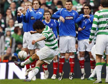 Celtic (v zeleném) vede skotskou ligu. Druzí jsou Rangers (modí). Ostatní ztrácí