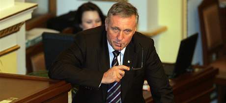 Premiér Mirek Topolánek pi schzi poslanc. (17. února 2009)