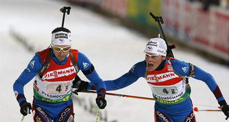 Pedávka francouzských biatlonist:  Sylvie Becaertová (vpravo) posílá na tra Vincenta Defrasneho.