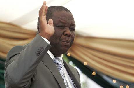 Nový pedseda zimbabwské vlády Morgan Tsvangirai (na snímku) písahal do rukou Roberta Mugabeho.