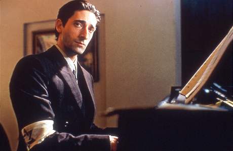 Klavíristu Wladyslawa Szpilmana ve filmu Pianista ztvárnil herec Adrien Brody.