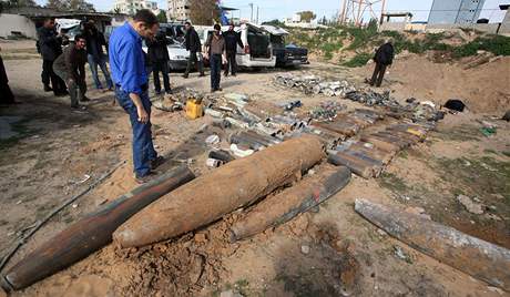 Odborníci z organizace Human Rights Watch sbírají izraelské bomby, které dopadly bhem konfliktu na pásmo Gazy.