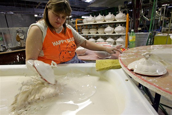 Zaměstnanci starorolské porcelánky mohou žádat o dlužné výplaty. Ilustrační foto.
