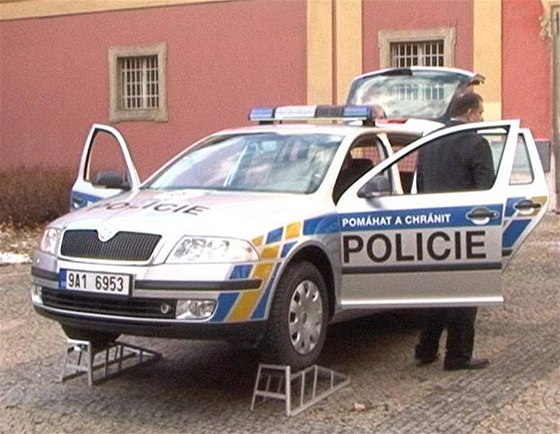 Dva idii se v Brn srazili s policejním autem, které míilo k zásahu. Ilustraní foto