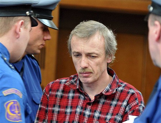 Antonín Novák, který se piznal k vrad devítiletého chlapce, u soudu v Hradci Králové (18. února 2009)