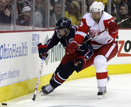 Columbus - Detroit, domácí Jakub Voráek v souboji s Niklasem Kronwallem.