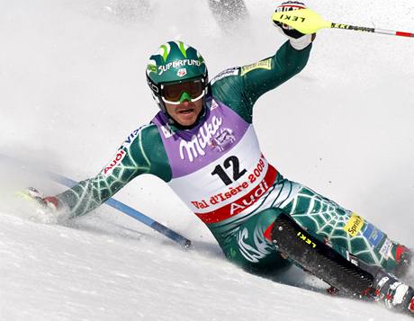 Bode Miller pad na MS ve Val d'Isere v prvnm kole slalomu.