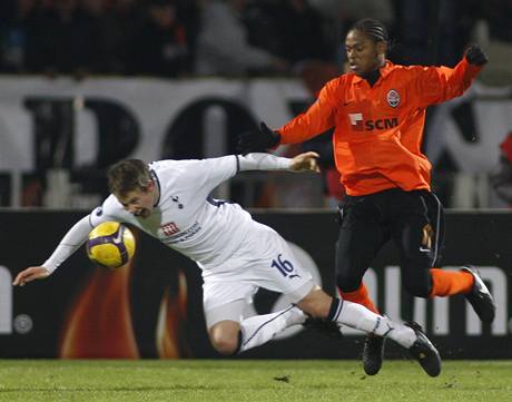 achtar Donck - Tottenham,domácí Luiz Adriano fauluje Chrise Guntera. 