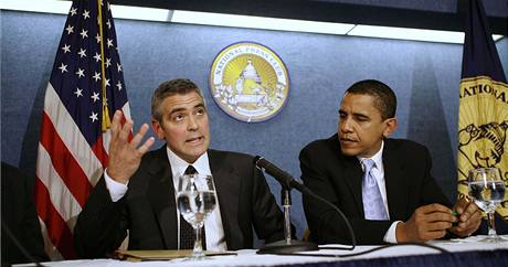 George Clooney mluví, Barack Obama naslouchá.
