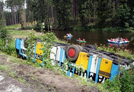 Pevrácený rakouský autobus poté, co se pod ním u Romberka utrhla krajnice.